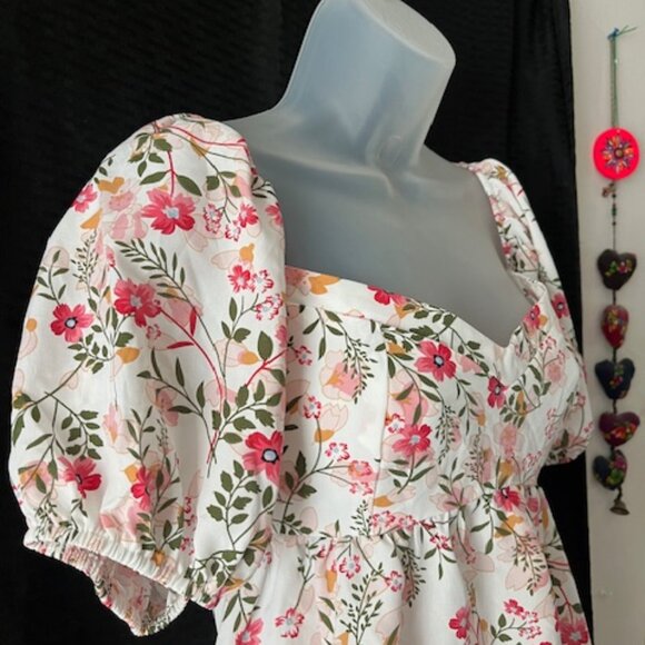 NEW ~ Beautiful Floral Top - Picture 4 of 6